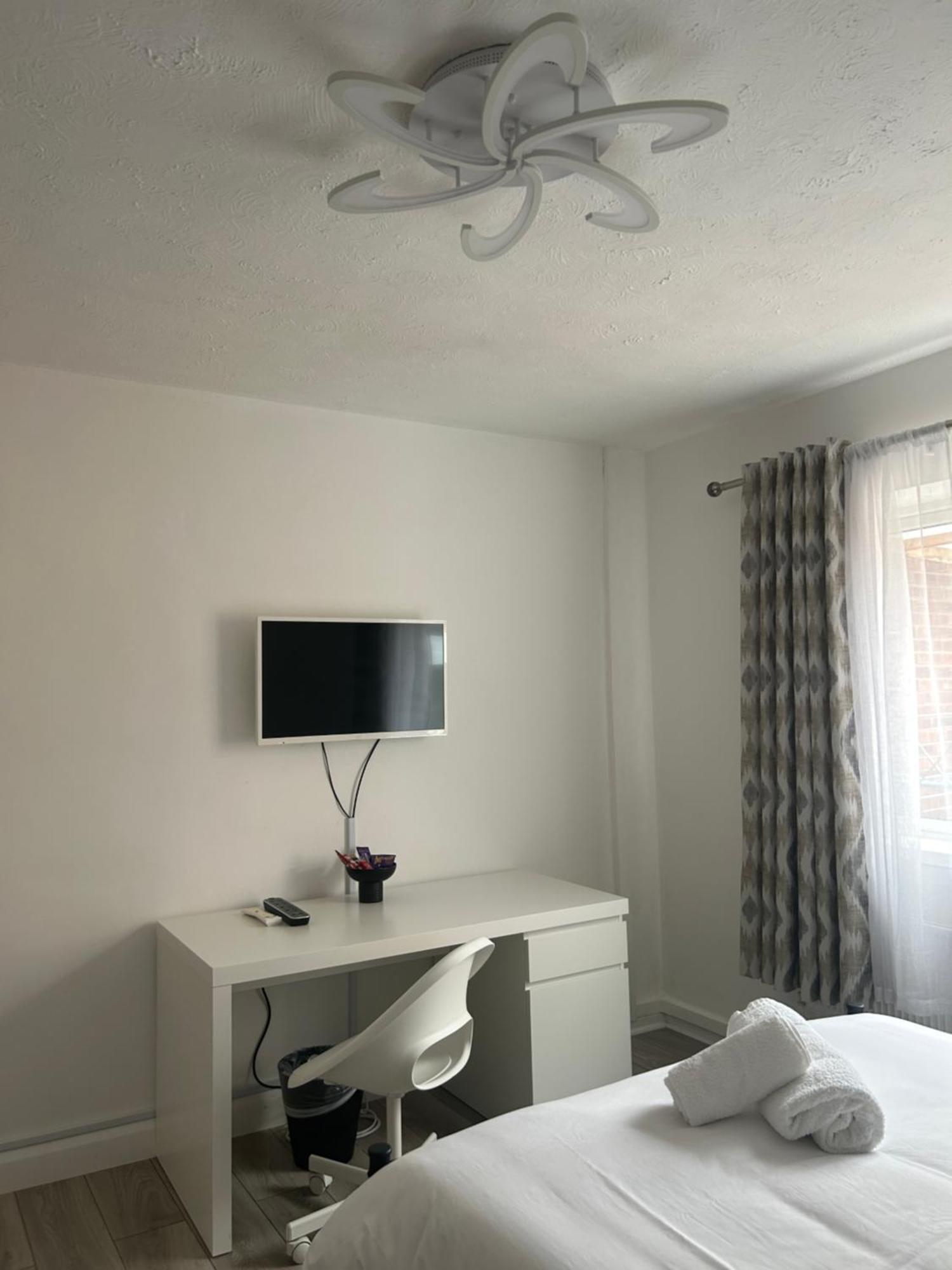 No6 Overnight Stays Free Onsite Parking Hindlip Exterior photo