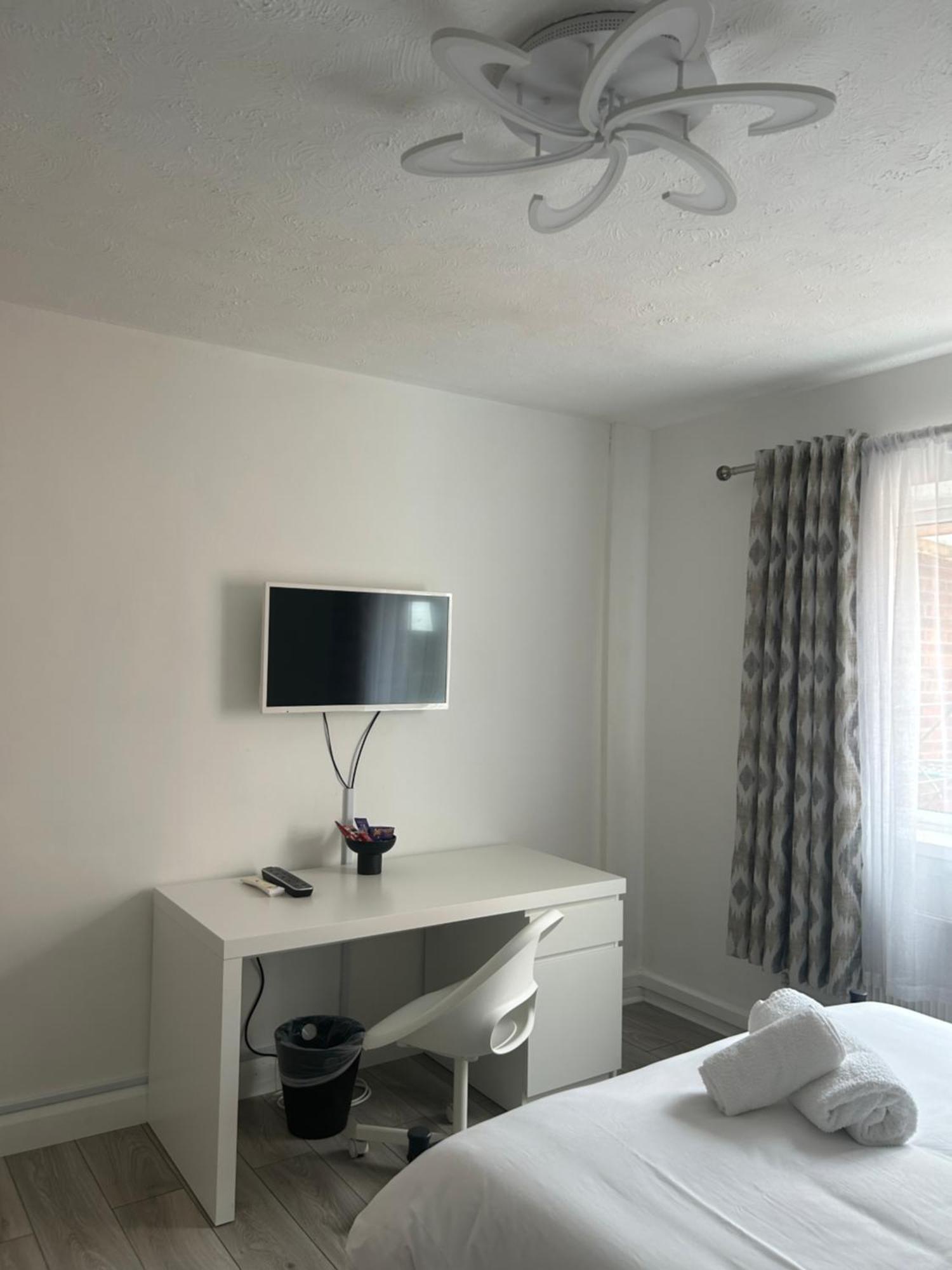 No6 Overnight Stays Free Onsite Parking Hindlip Exterior photo